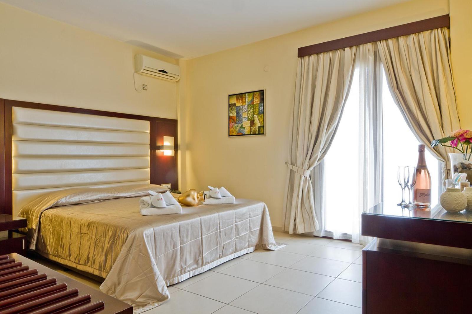 Socrates Hotel Apartments Karpathos Town  Exterior photo